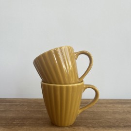Mug en grès jaune